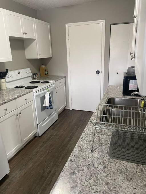 Wonderful 2-Bedroom Apartment Camrose Exterior foto