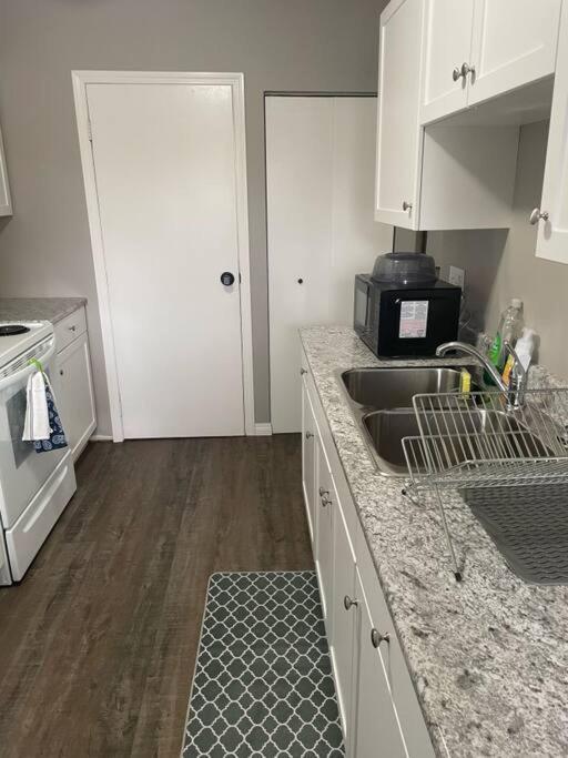 Wonderful 2-Bedroom Apartment Camrose Exterior foto